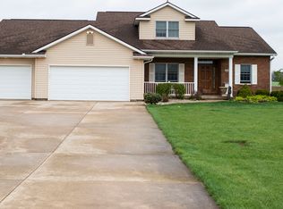 15601 Freyburg Dr, Wapakoneta, OH 45895