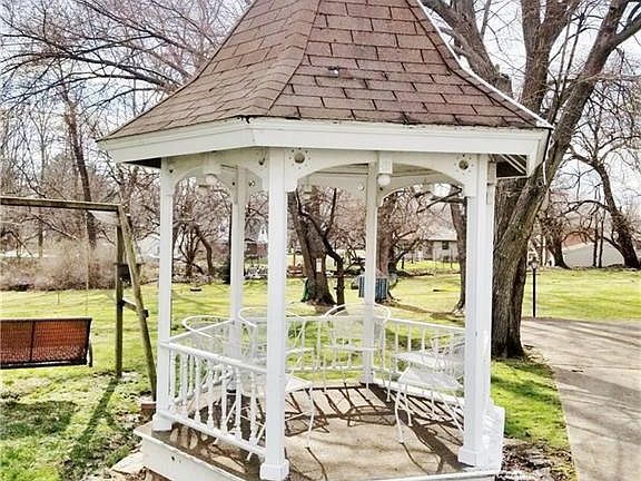 A beautiful gazebo perfect to relax in after a hard day....