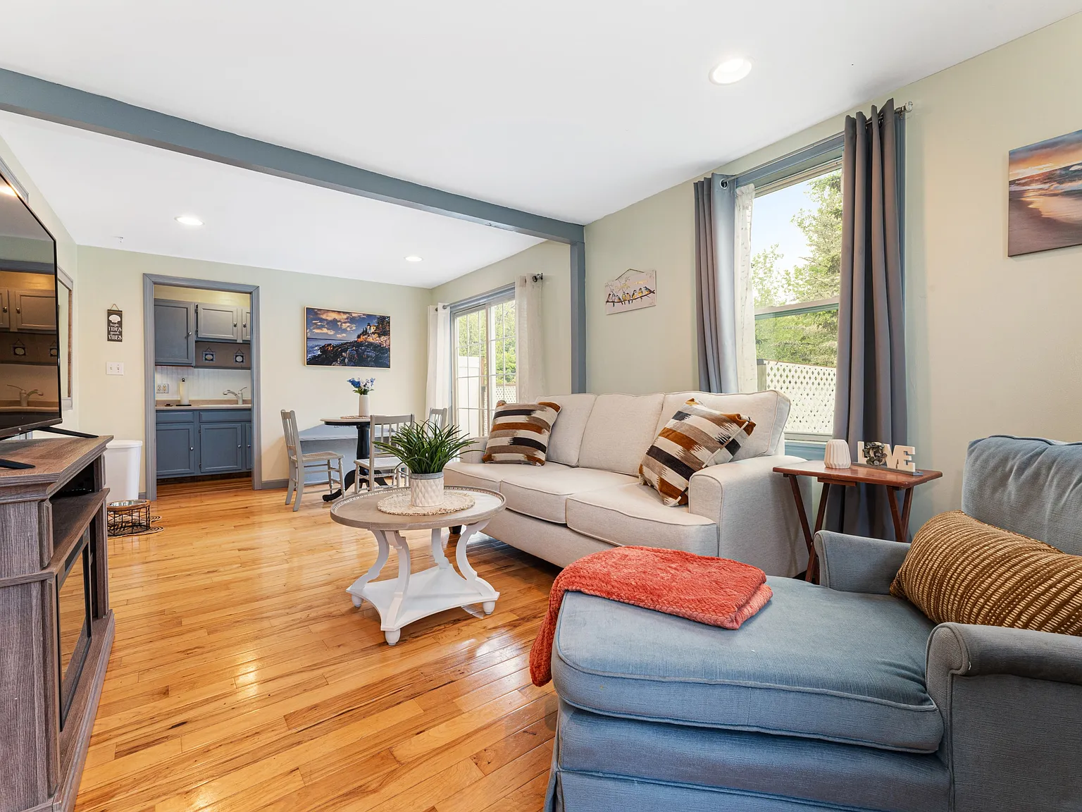 2 bed, 840 sqft, $1,800 — Photo 3