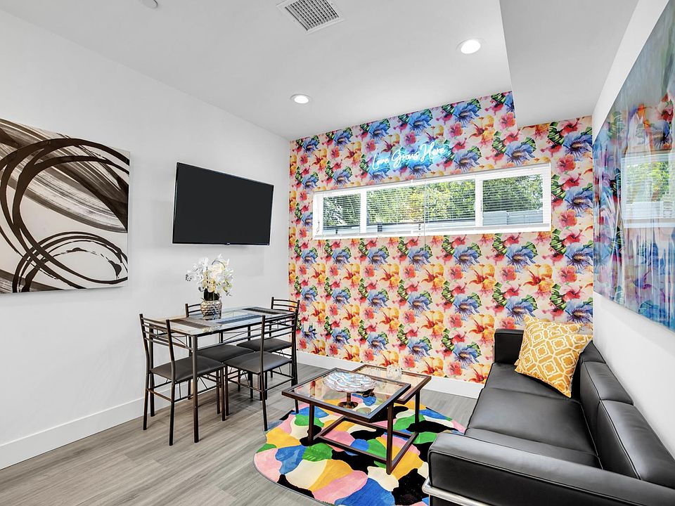 1st image of 5855 Vineland Ave #1