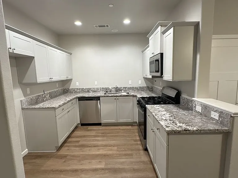 514 S Summit St #101-103 — Photo 5