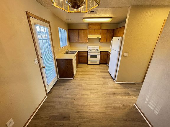5th image of 555 Kristin Ln