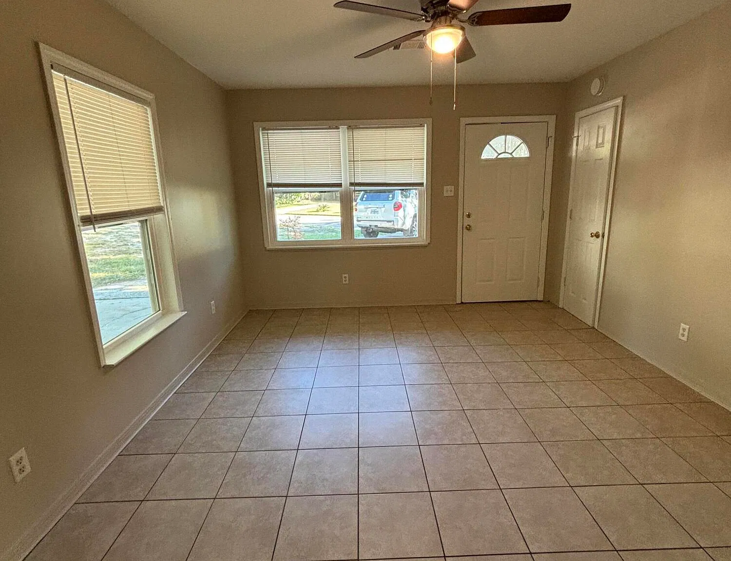 3 bed, 1.5 bath, 1140 sqft, $1,400 — Photo 4