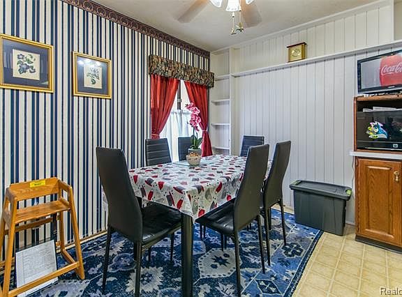 4th image of 906 Williamsburg Ct #1