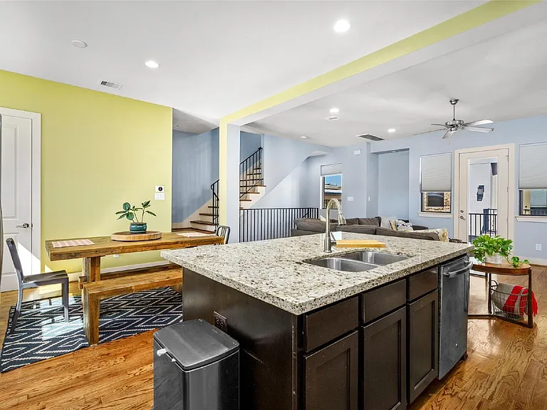 1720 Live Oak St — Photo 11