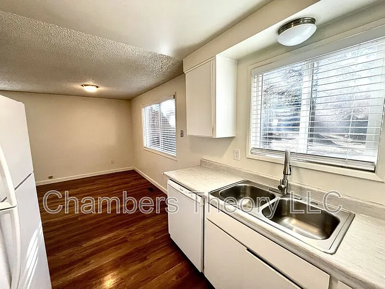 695 SE Centennial St #B — Photo 13
