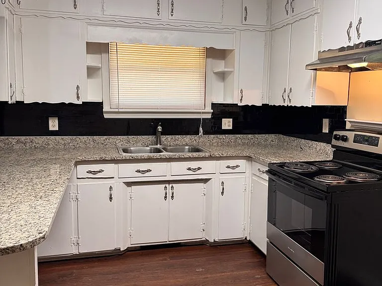 453 Foster St — Photo 7