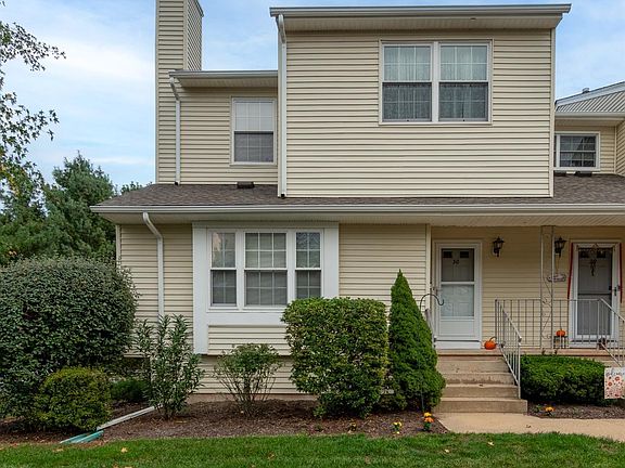 2nd image of 30 W Lake Ct