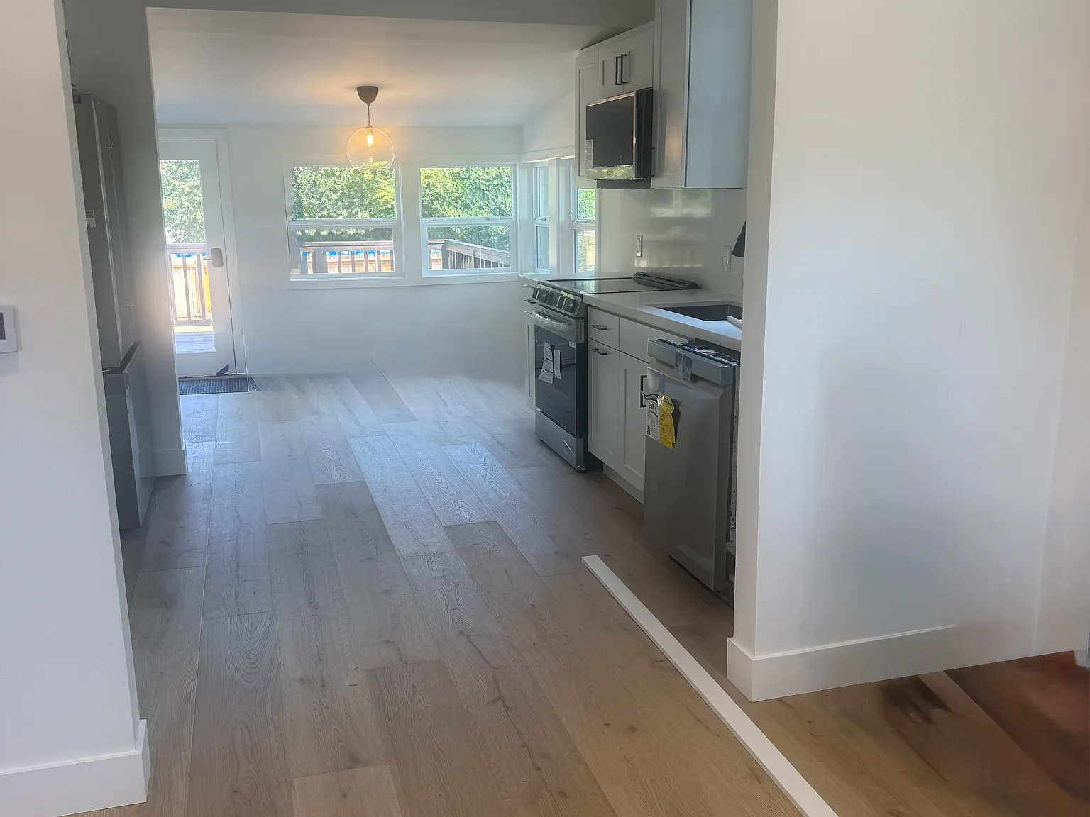 8432 32nd Ave SW — Photo 2