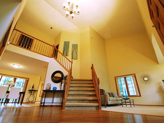 4th image of 758 Woodcrest Dr N