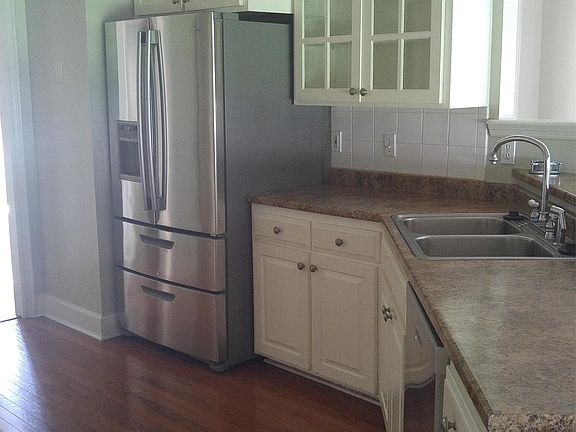 Gourmet kitchen with breakfast bar
