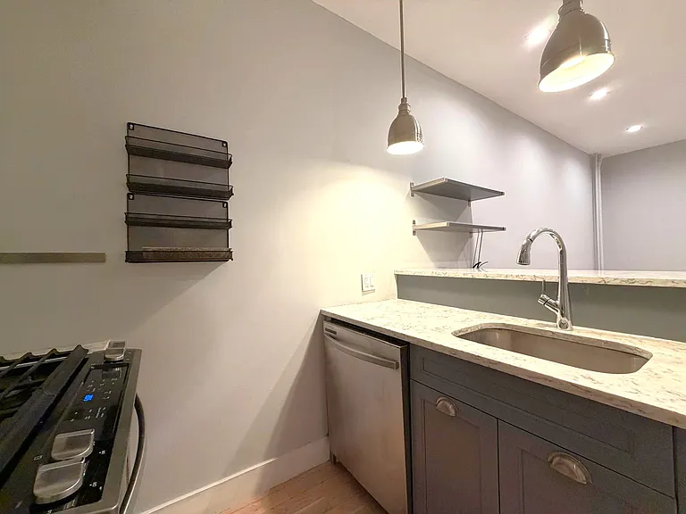 285 Bleecker St #1R — Photo 16