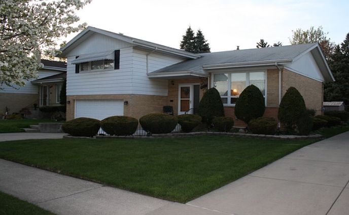 1st image of 5542 W 91st St