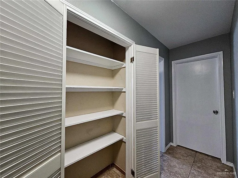 2208 Robin Ave W — Photo 18
