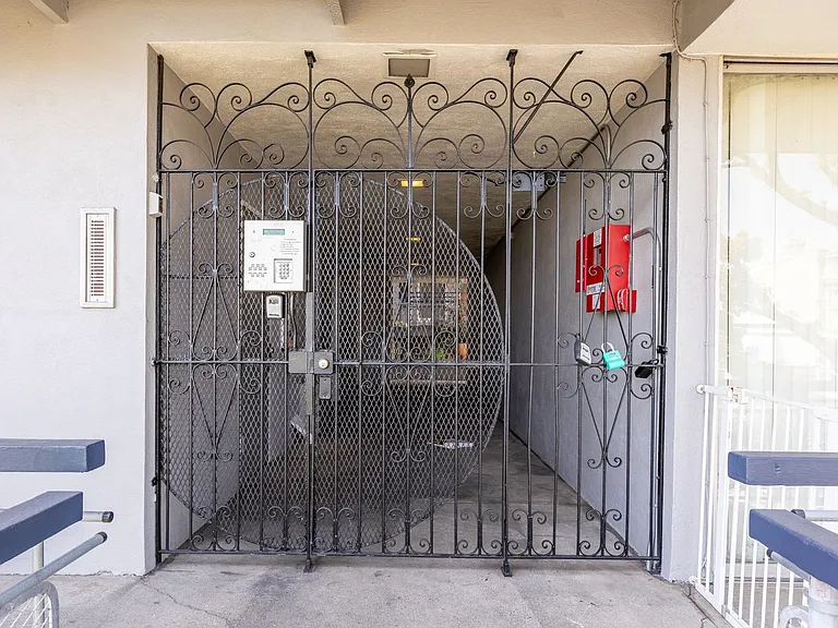 940 Guerrero St — Photo 16
