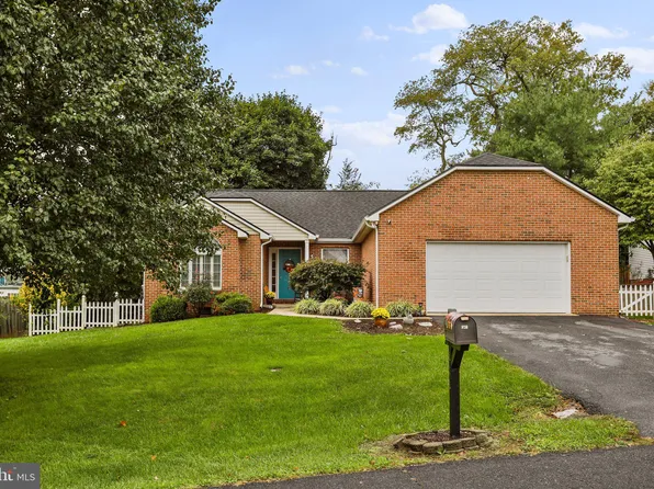 141 Gemstone Dr, Martinsburg, WV 25401