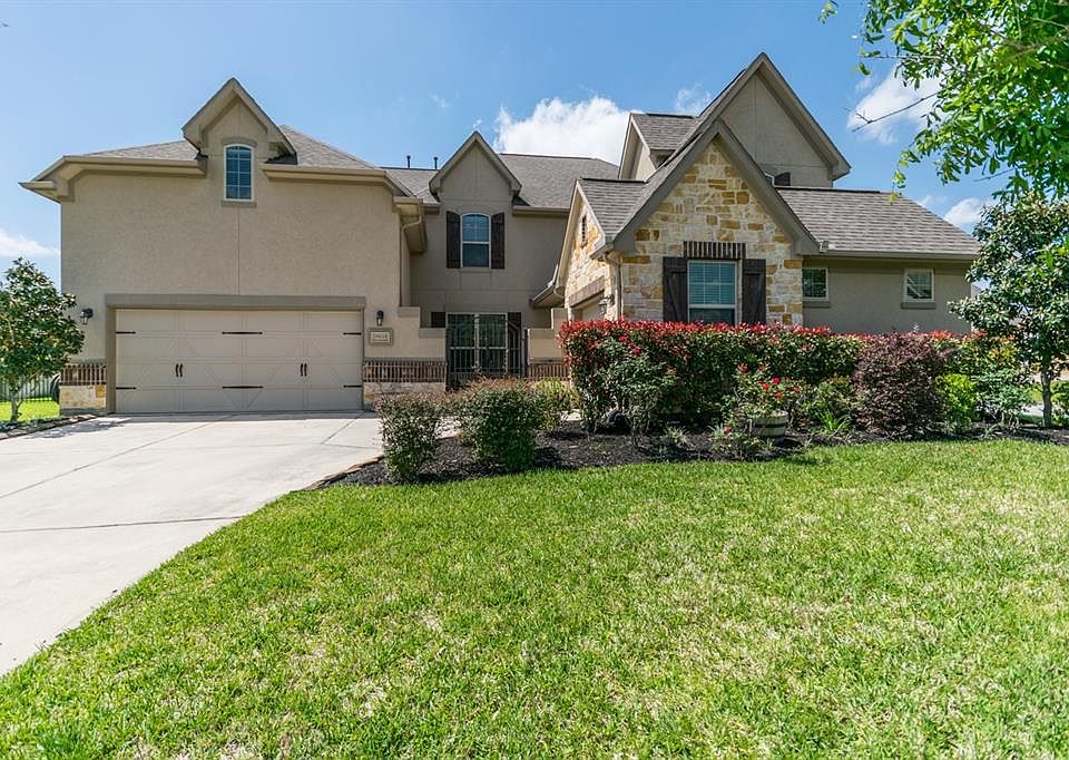 Stunning CalAtlantic home situated in the gated Northlake section of Gleannloch Farms.