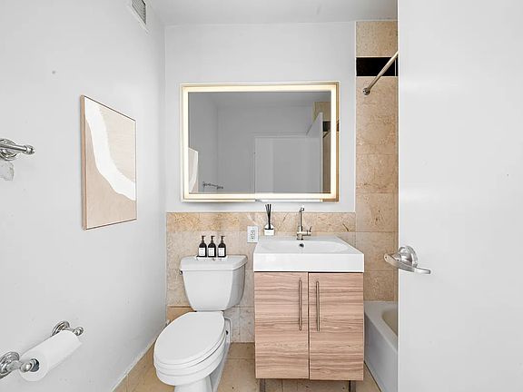 4th image of 1 West St APT 2233