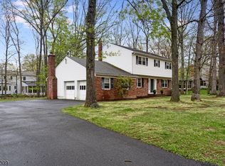 5 Hickory Dr, Morris Plains Boro, NJ 07950