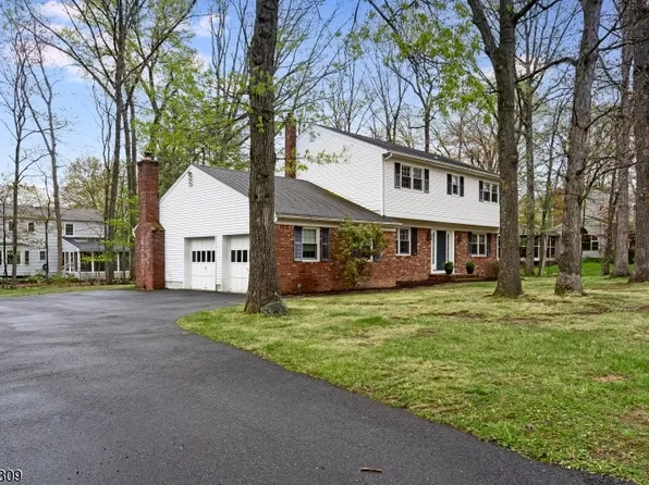 5 Hickory Dr, Morris Plains Boro, NJ 07950
