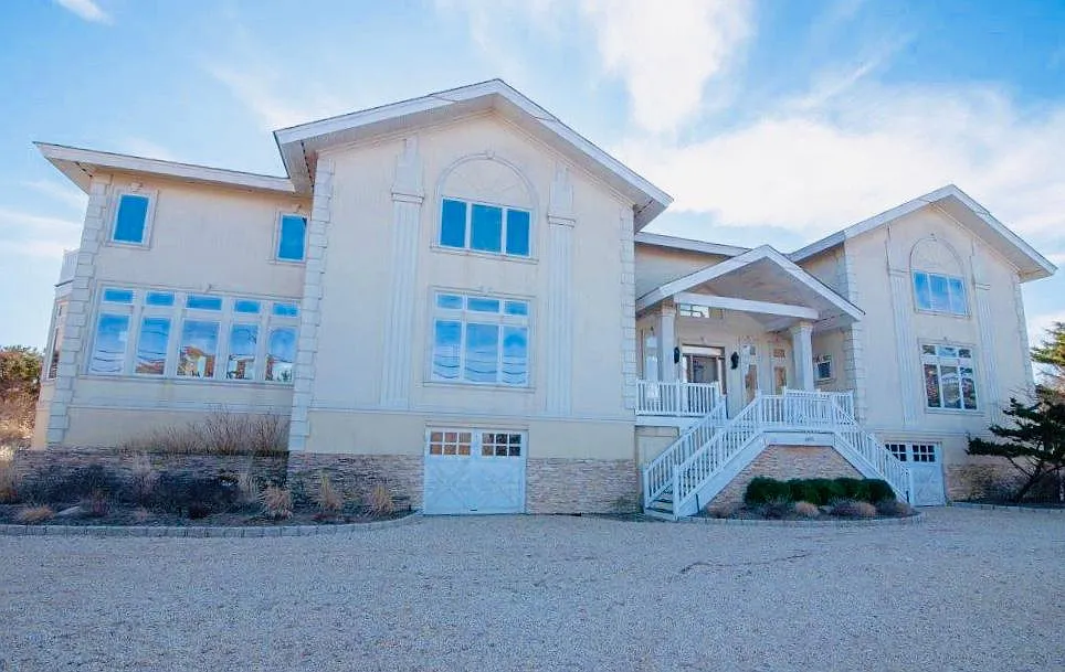 605 Dune Rd — Photo 2