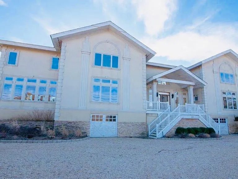 605 Dune Rd — Photo 2