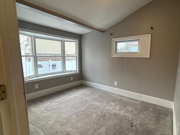 4th image of 36 Edwin Ct