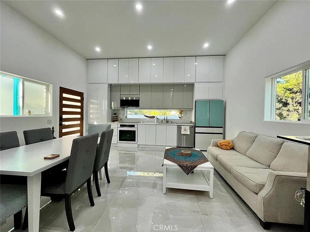 2 bed, 747 sqft, $3,750 — Photo 4