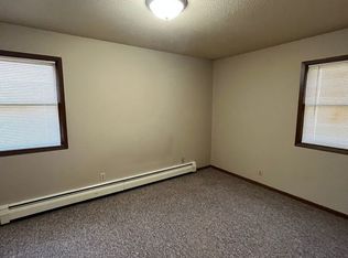 126 E 5th St S APT 5, Newton, IA 50208
