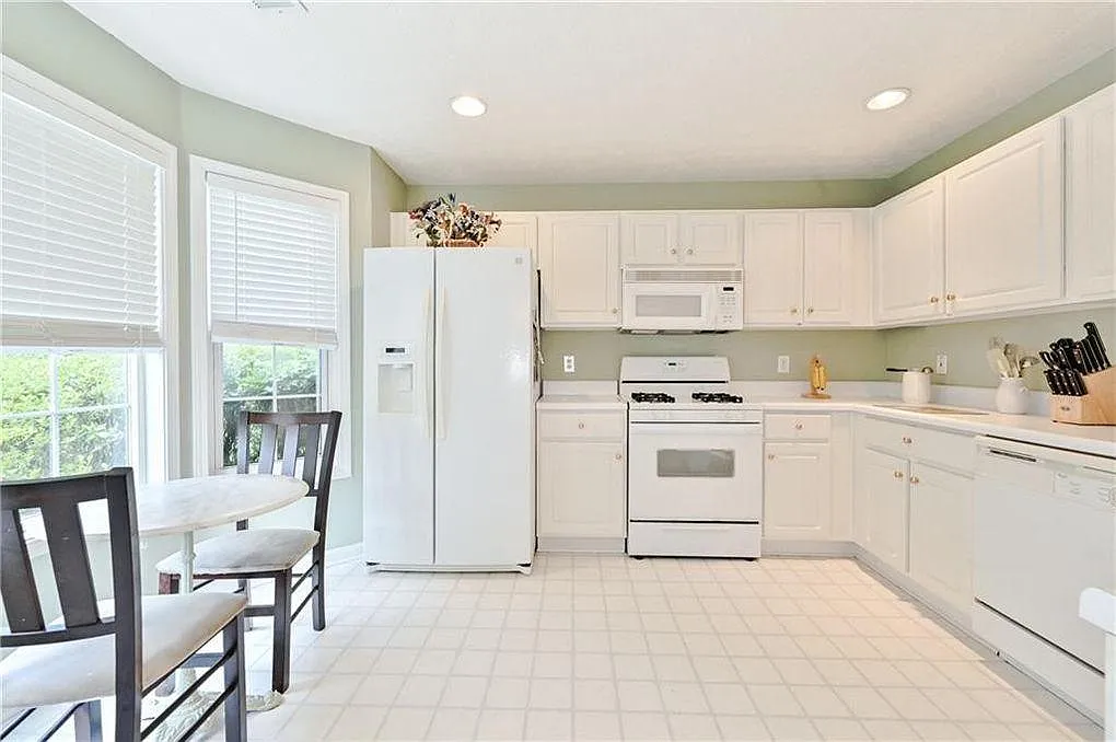 3 bed, 1864 sqft, $2,400 — Photo 4