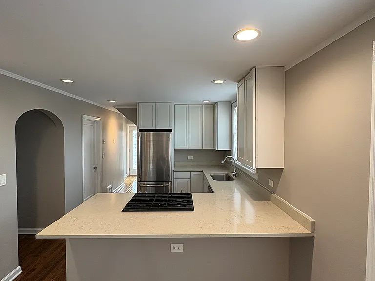 6717 N Oxford Ave #2 — Photo 4