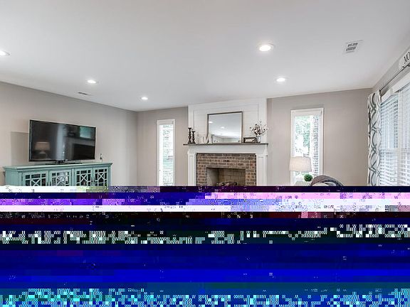 3rd image of 124 Trail East Dr