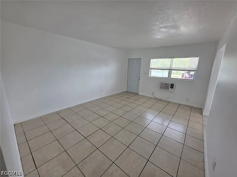 2452 Stella St #106 — Photo 5