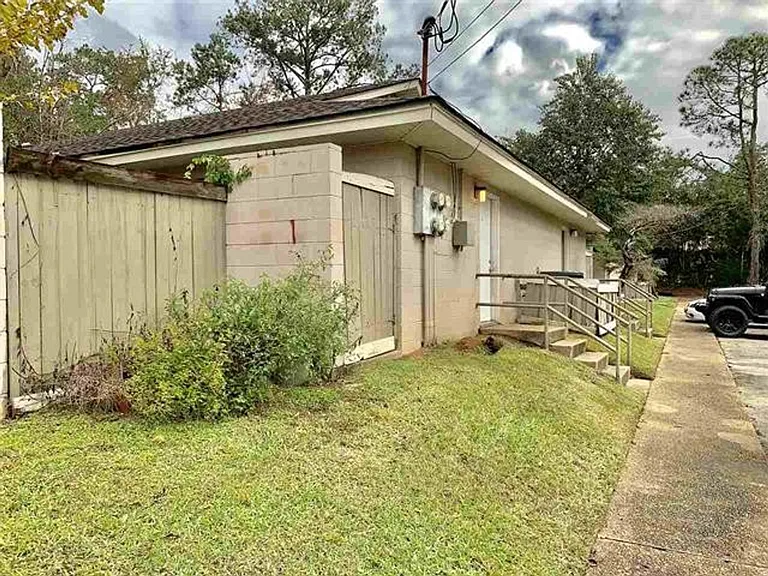 2241 W Pensacola St #12 — Photo 2