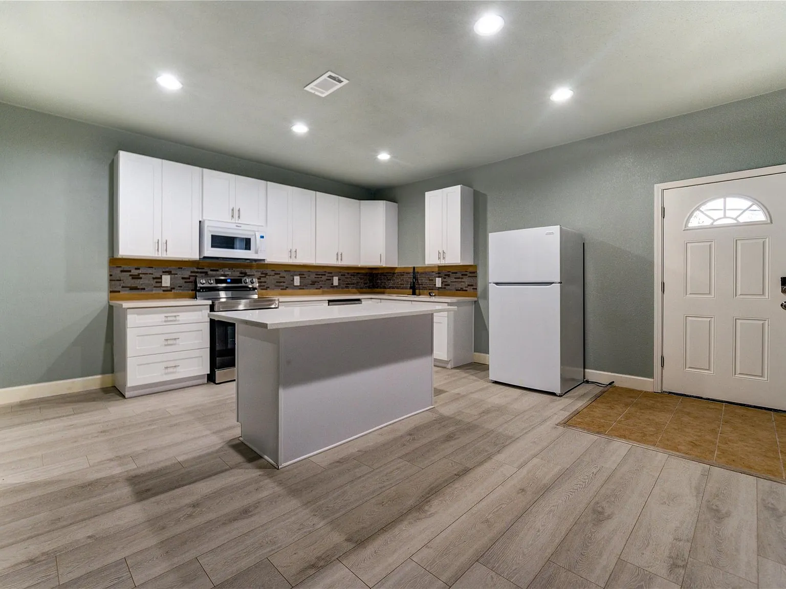 3 bed, 2.0 bath, 1345 sqft, $1,800 — Photo 1