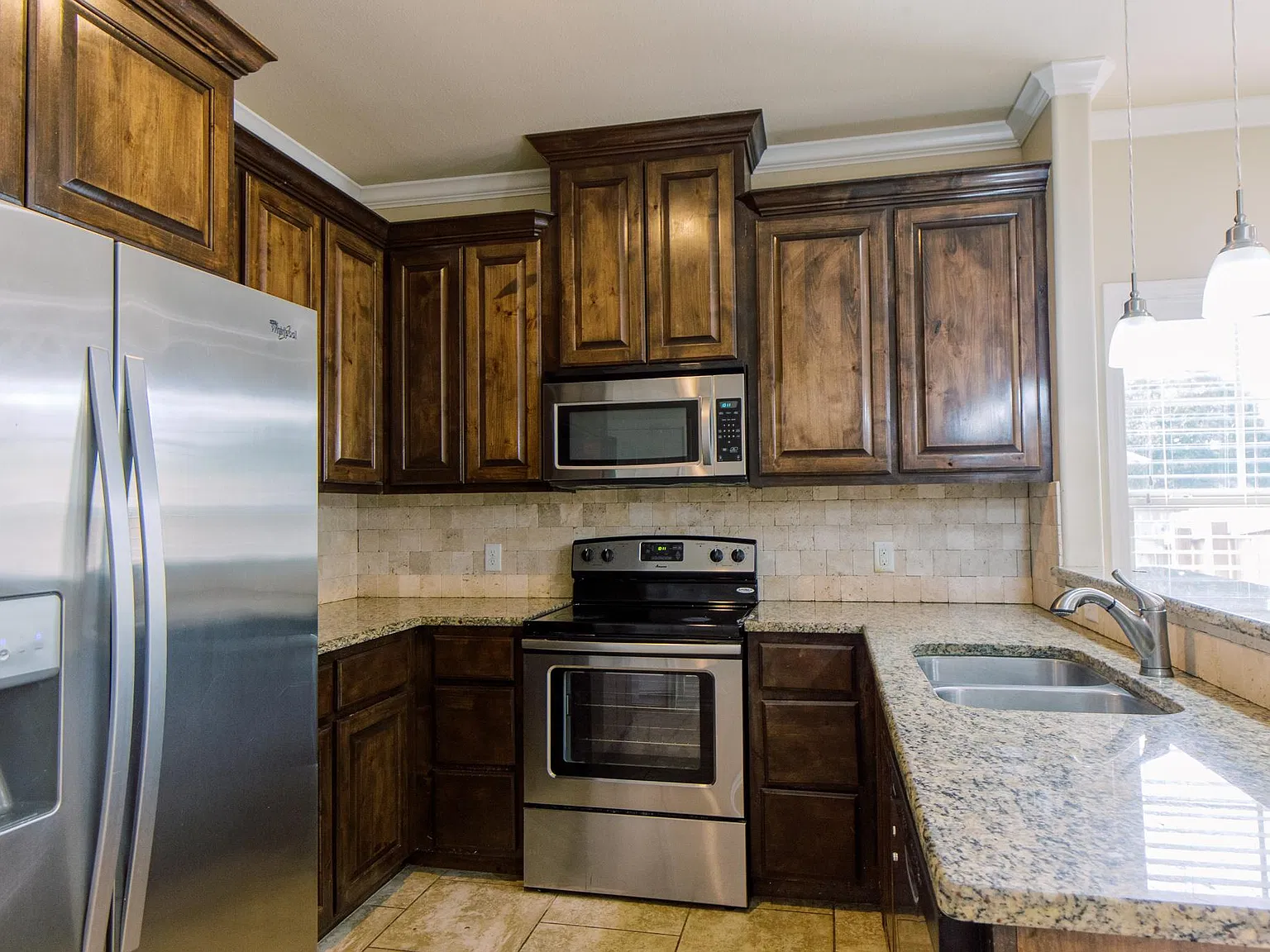 5 bed, 2232 sqft, $3,700 — Photo 4