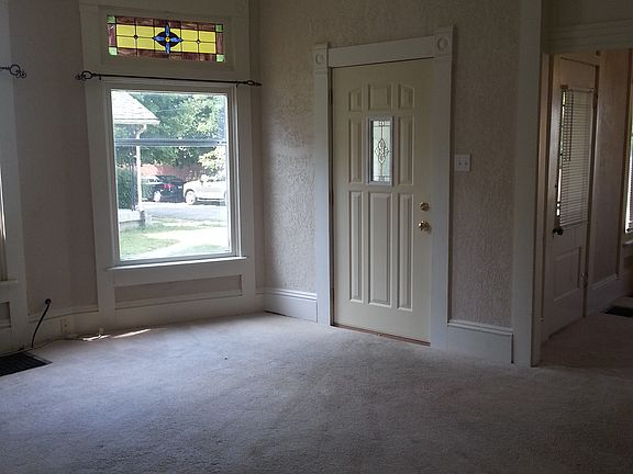 Living Room 16'8" x 15'4"