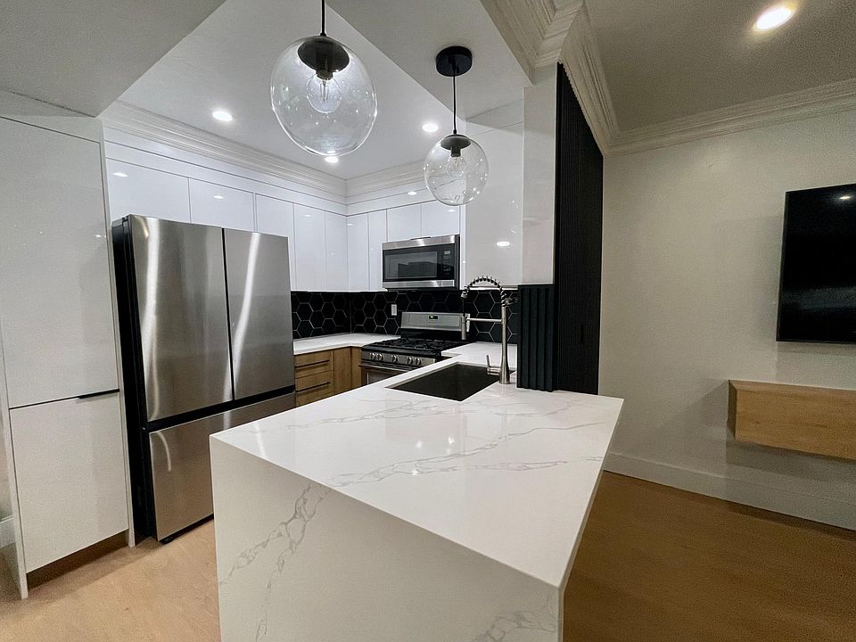 1st image of 1334 S Carmelina Ave APT 2