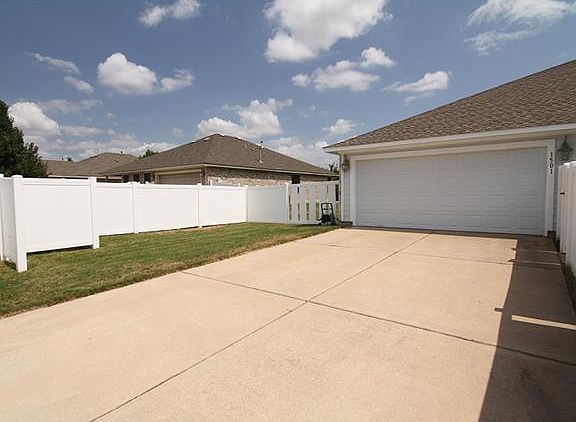 3rd image of 1501 Hill Country Dr