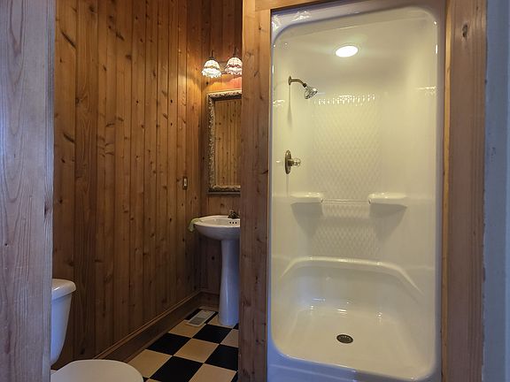 4th image of 992 Spring St