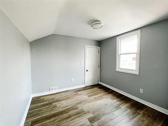 4th image of 948 University Ave E #3