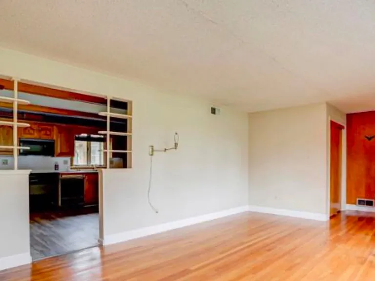 83 N Church St SW — Photo 7