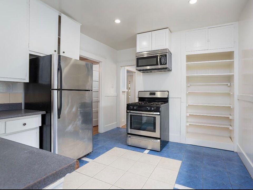 2nd image of 434 1/2 Solano Ave #1
