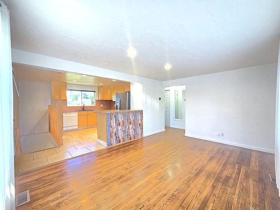 2nd image of 5621 N Hemlock St