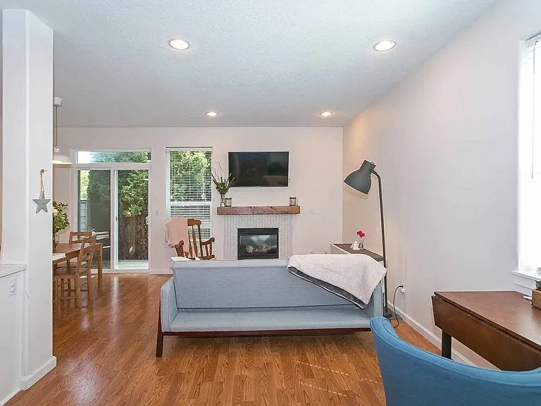 269 NE Jackson St — Photo 7