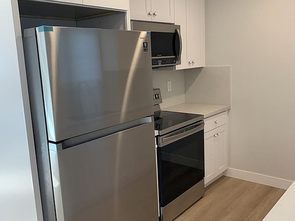 4th image of 881 Burbank Dr