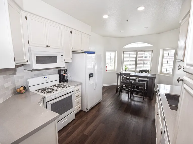 344 Orange Ave #302 — Photo 8
