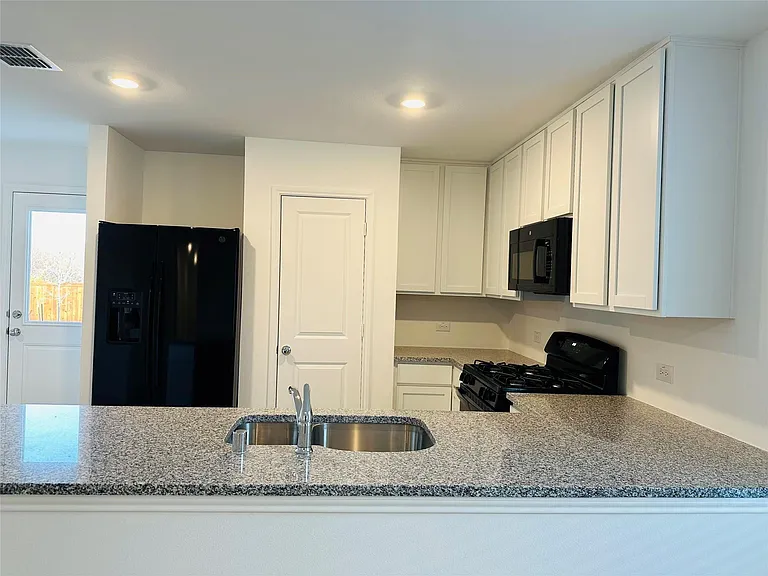 1549 Vattier St — Photo 8