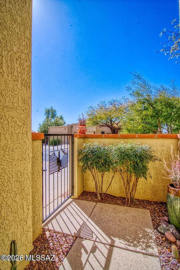 2 bed, 2.0 bath, 1453 sqft, $3,300 — Photo 4