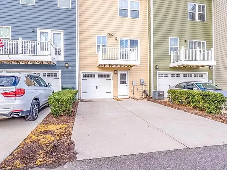 902 Avast Way — Photo 2